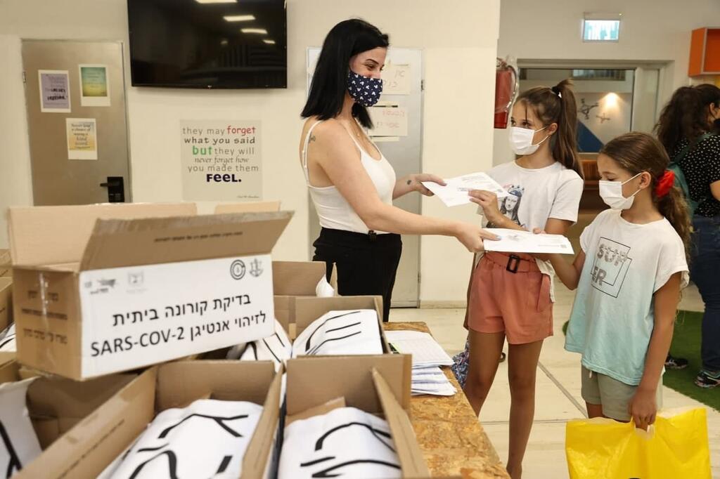 עמדת חלוקה של בדיקות קורונה ביתיות בגבעתיים (צילום: אביגיל עוזי) עמדת חלוקה של בדיקות קורונה ביתיות בגבעתיים