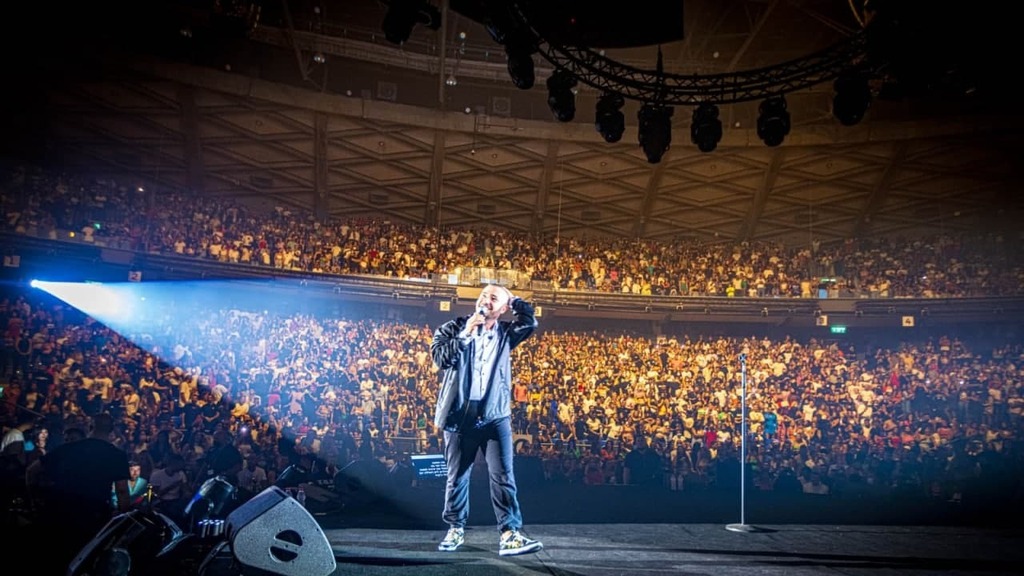 Some 12,000 crowd into a concert hall last week to see an Israeli singer perform (Photo: Omri Silver) אלפי אנשים בהופעה של עומר אדם בניגוד להנחיות