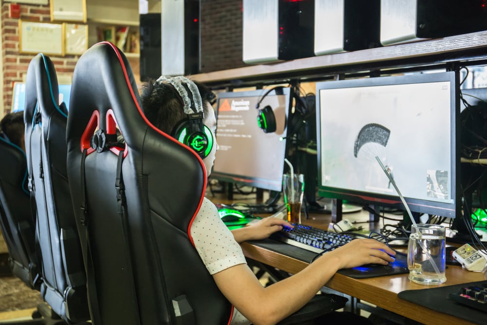 Chinese youths playing video games at rental spot (Photo: Shutterstock) צעירים סיניים במועדון משחקי מחשב