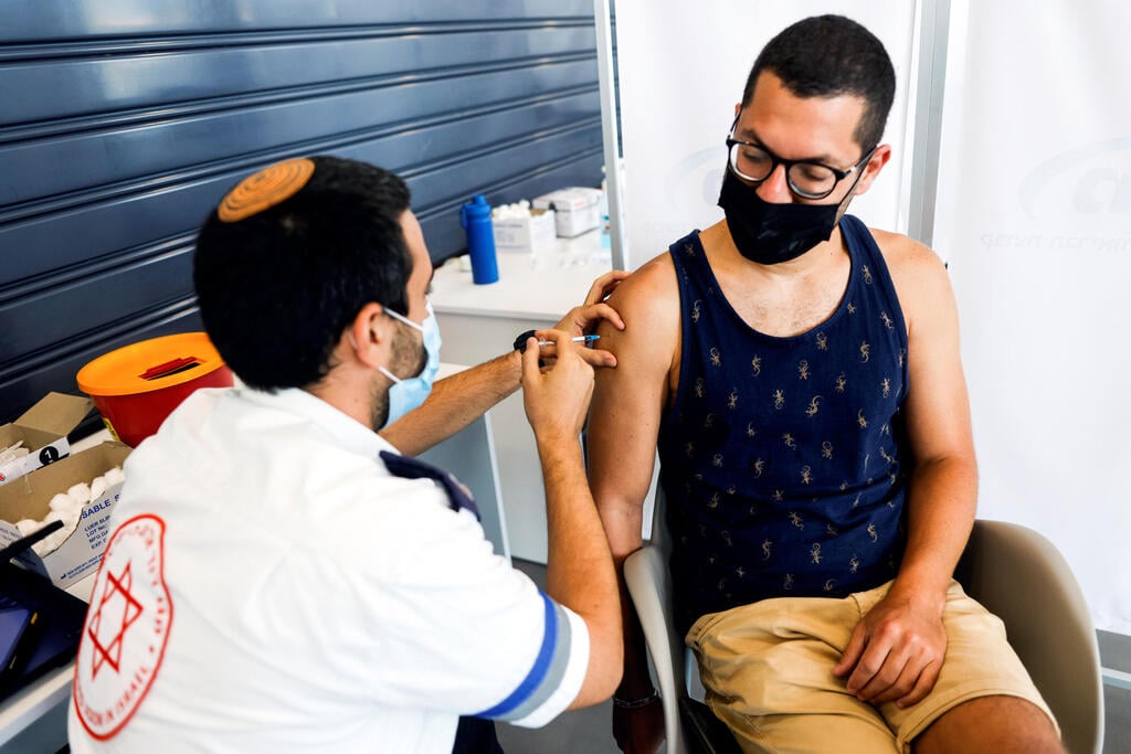 Israeli man gets his 3rd COVID jab (Photo: Reuters) מתחסנים בחיסון שלישי