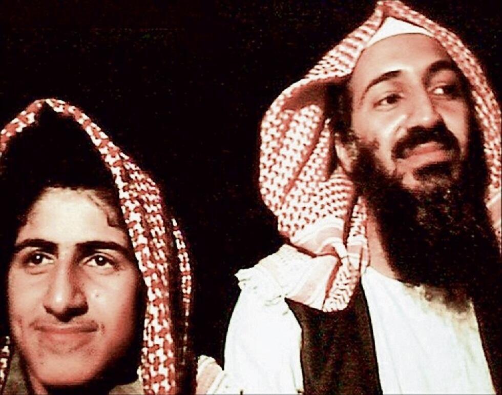 ''ידעתי שיהרגו אותו''. עומאר בן לאדן לצד אביו אוסאמה בן לאדן (צילום: אלבום פרטי) ''ידעתי שיהרגו אותו''. עומאר בן לאדן לצד אביו אוסאמה בן לאדן
