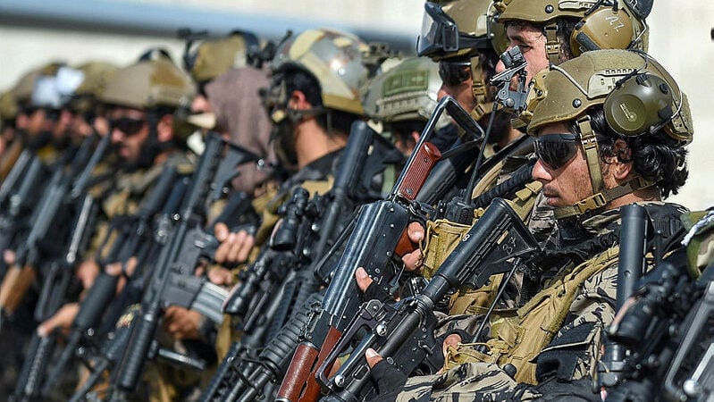 Taliban fighters after taking control of the Kabul airport last week (Photo: AFP) לוחמי טליבאן מאבטחים את נמל התעופה ב קאבול אפגניסטן