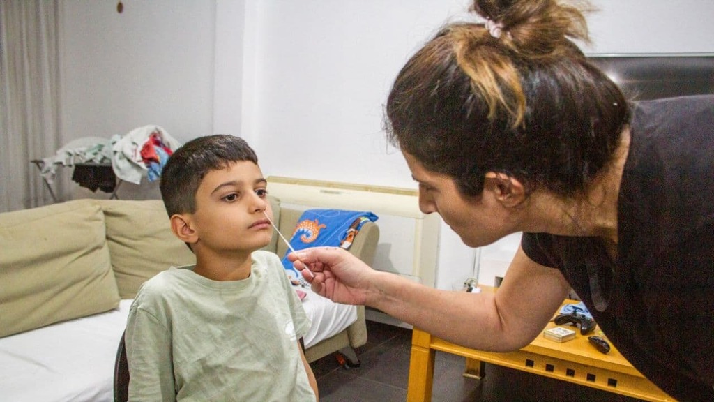 A mother administers the rapid test for COVID-19 for her son before his first day back at school on September 1 (Photo: Ido Erez) אסף ירושלמיאן, עולה לכיתה ג', בבית הספר יגאל אלון בקדימה