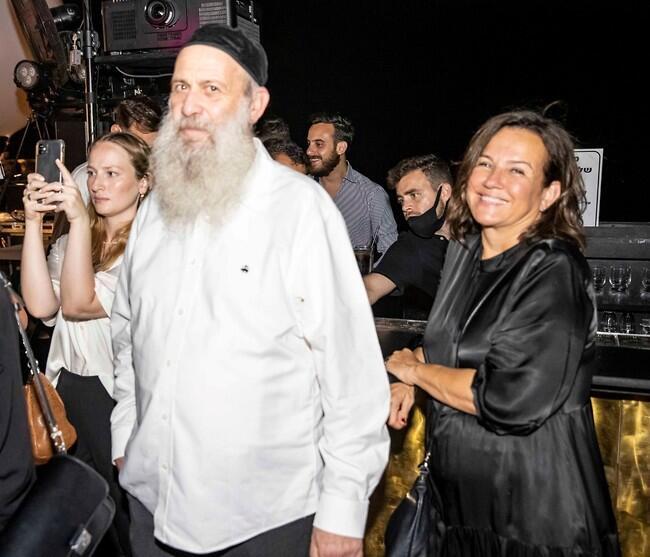 חיוך מפה לאוזן. צופית גרנט ושולי רנד