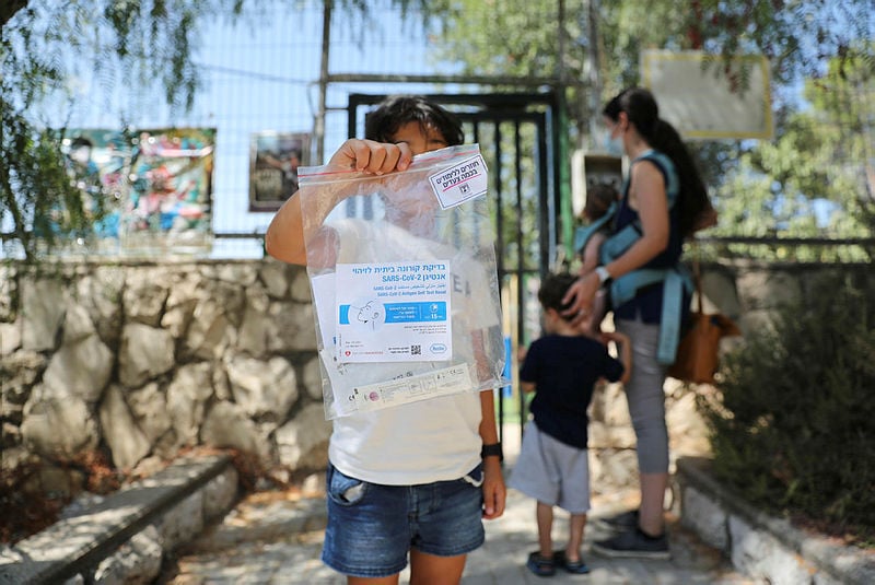 בדיקת אנטיגן בבית ספר בירושלים (צילום: EPA) ערכה של בדיקת אנטיגן בבית ספר בירושלים