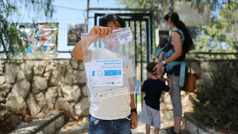 תלמיד בית ספר בירושלים עם ערכת הבדיקה (צילום: EPA) ערכה של בדיקת אנטיגן בבית ספר בירושלים