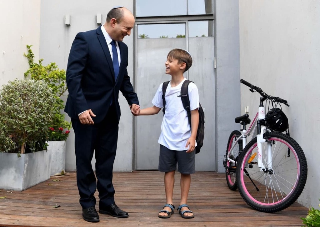 Prime Minister Naftali Bennett and his son David (Photo: GPO) נפתלי בנט עם בנו דוד בהכנות אחרונות לקראת היציאה לבית הספר