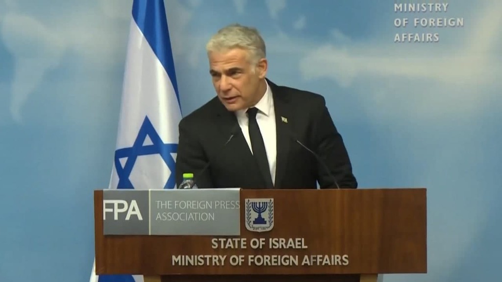 לפיד. ביקורת על ביידן, אחרי שבנט שב מהבית הלבן (צילום: משרד החוץ) יאיר לפיד בתדרוך לתקשורת זרה
