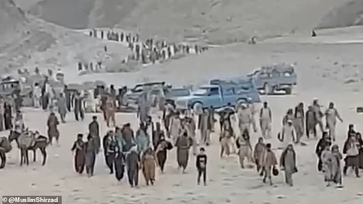 Afghans attempting to flee the country through the border with Pakistan earlier this week פליטים בורחים מאפגניסטן