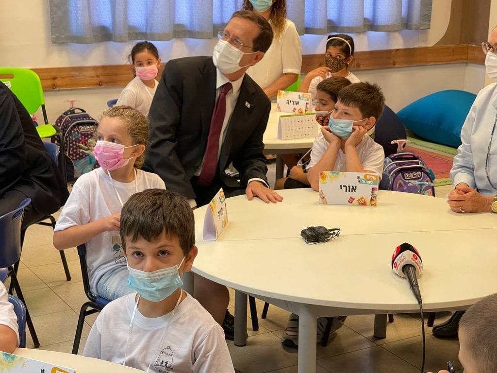 President Isaac Herzog joins a first grade class at a Modiin school on the first day of the school year (Photo: Roi Rubinstein) נשיא המדינה יצחק הרצוג מגיע לבית הספר ענבלים במודיעין