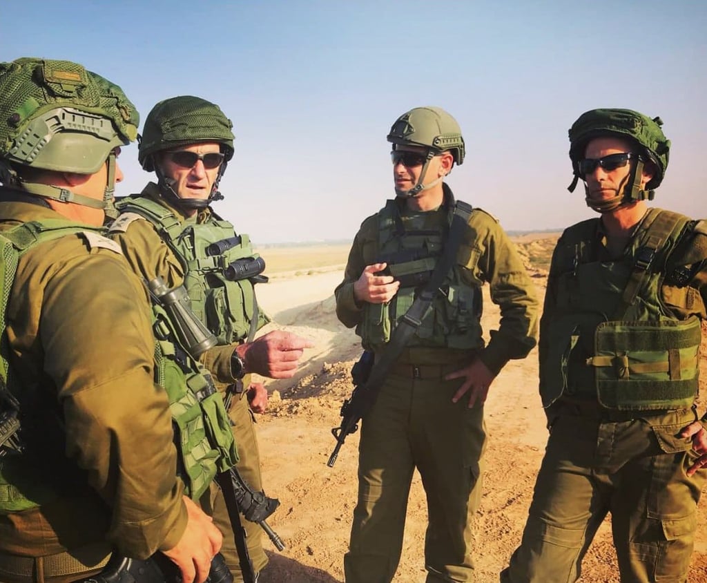 אלוף שרון אפק (מימין), בביקור במהלך כהונתו בגבול עזה. ארכיון (צילום: דובר צה"ל) אלוף שרון אפק מימין במהלך כהונתו בגבול עזה, ארכיון