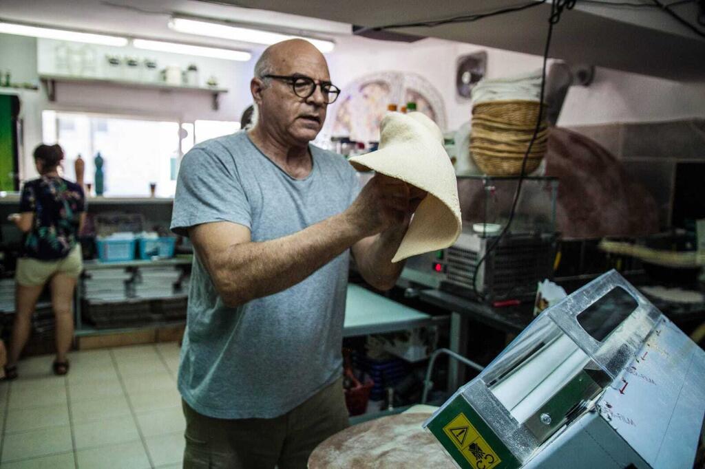 "הם הצליחו ועשו עבודה יפה מאוד יחד כאבא ובן שגם היו שותפים". חיים אטיאס בפיצרייה, ב-2020 "עם התפרצות הקורונה התפרץ גם טרנד המחמצת". היזם חיים אטיאס