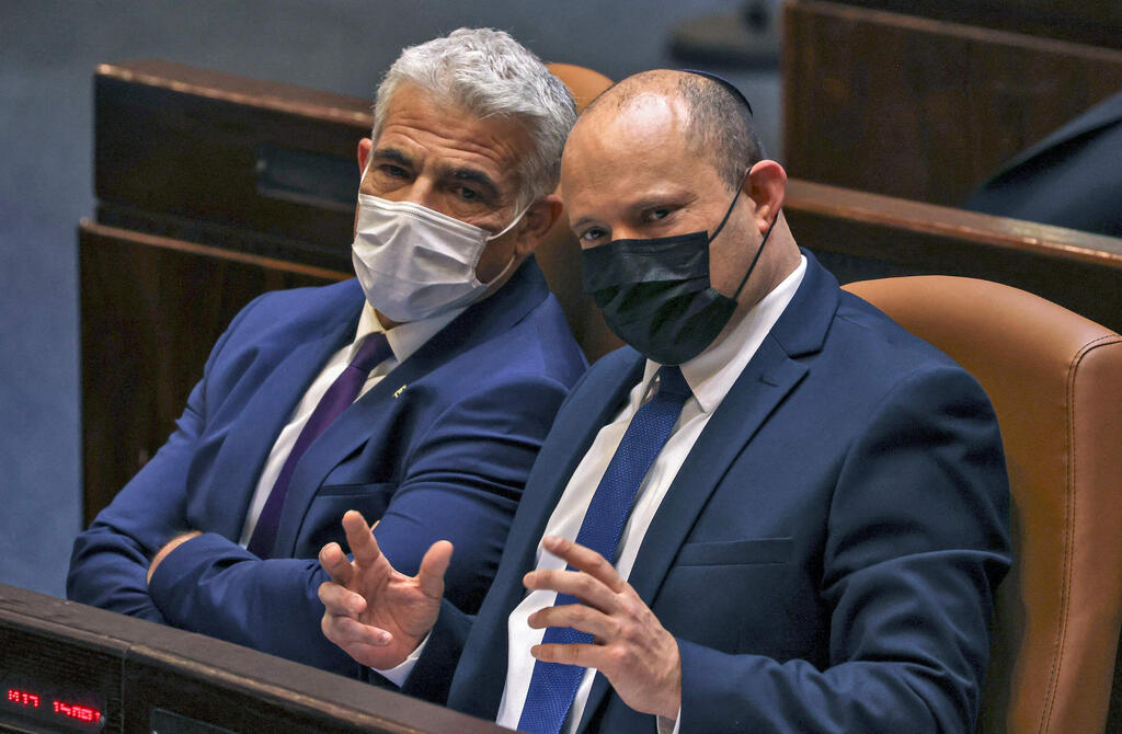 Naftali Bennett and Yair Lapid at the Knesset (Photo: AFP) יאיר לפיד ונפתלי בנט במליאת הכנסת