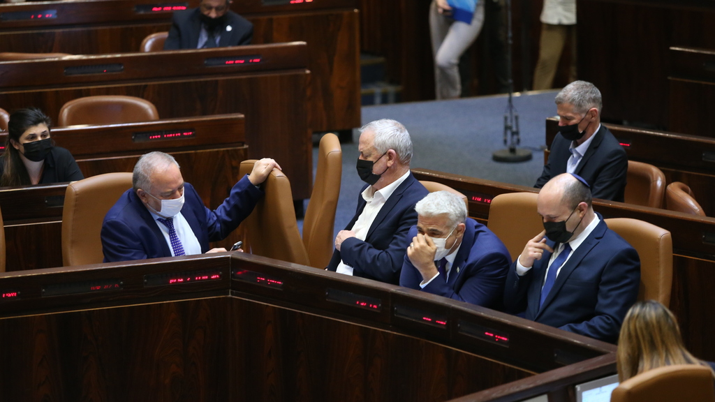 נפתלי בנט, יאיר לפיד, בני גנץ ואביגדור ליברמן במליאת הכנסת (צילום: עמית שאבי) נפתלי בנט, יאיר לפיד, בני גנץ ואביגדור ליברמן במליאת הכנסת