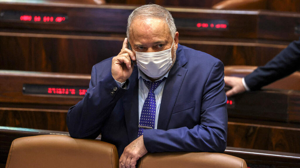 Finance Minister Avigdor Liberman in the Knesset after passing budget preliminary vote (Photo: AFP) אביגדור ליברמן במליאת הכנסת