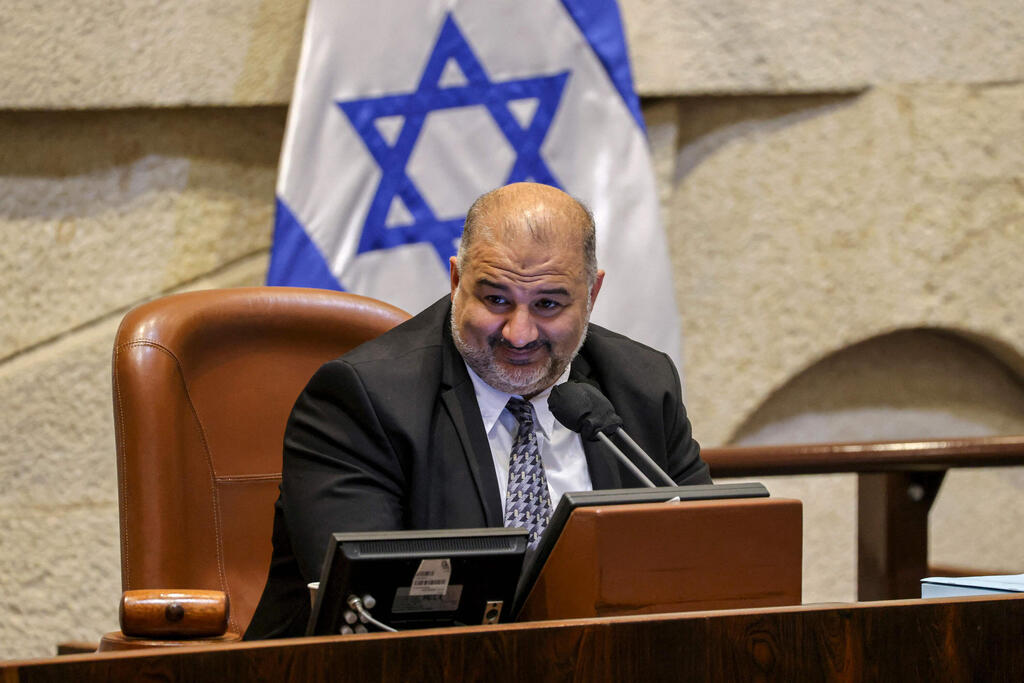 מנסור עבאס במליאת הכנסת. עודה: "הם ישתמשו בך – ואתה תהיה הראשון להיזרק" (צילום: AFP) מנסור עבאס במליאת הכנסת