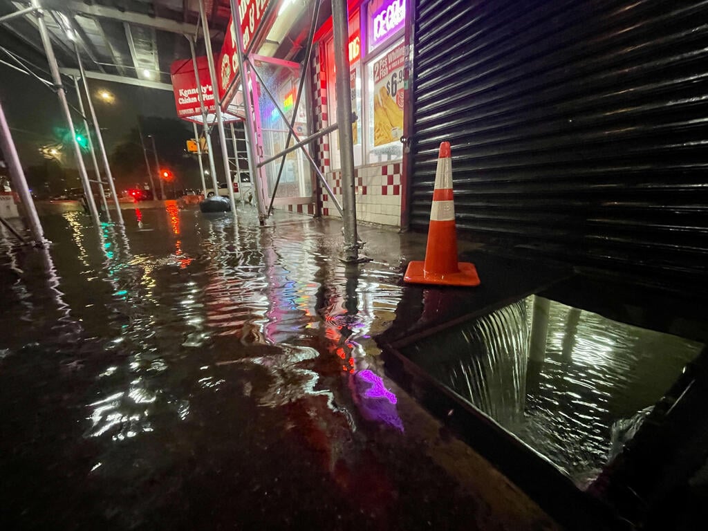 צילום: רויטרס ארה"ב ניו יורק סיטי רובע ברונקס גשם כבד שרידי הסופה איידה מצב חירום