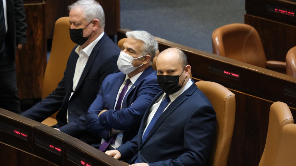 Defense Minister Benny Gantz, Foreign Minister Yair Lapid and Prime Minister Naftali Bennett in the Knesset (Photo: Yoav Dudkevitch) מליאת הכנסת: ישיבת פגרה מיוחדת- הצעת חוק התקציב