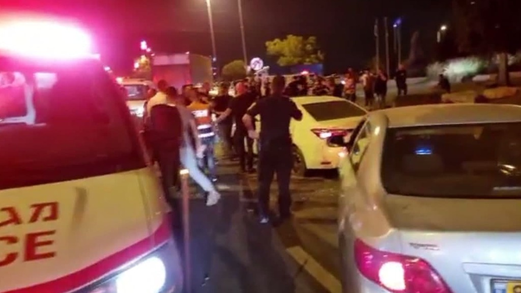 זירת הרצח בכביש 57 חשד לניסיון רצח בשרון: שני הרוגים מירי לעבר רכב
