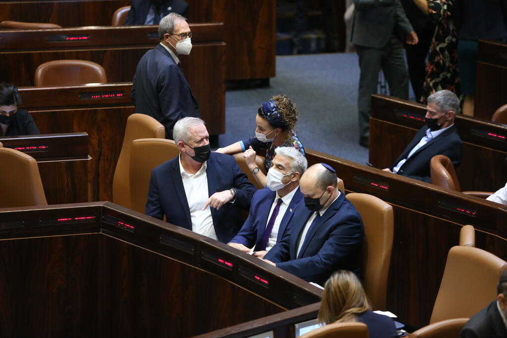 Idit Silman, Benny Gantz, Naftali Bennett, Yair Lapid (Photo: Amit Shabi) נפתלי בנט, בני גנץ, יאיר לפיד ועידית סילמן במליאת הכנסת