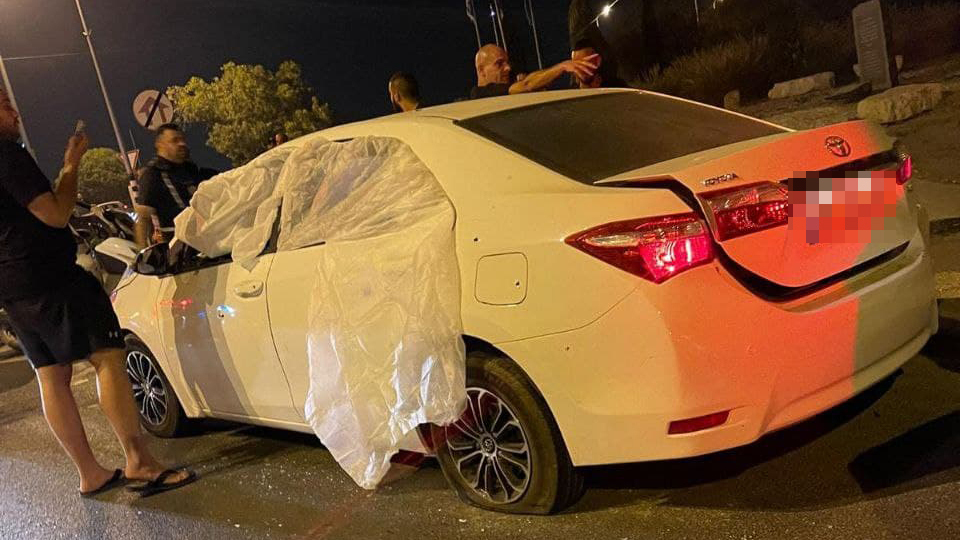 יריות רבות נורו. הרכב שבו נרצחו השניים חשד לניסיון רצח בשרון: שני הרוגים מירי לעבר רכב