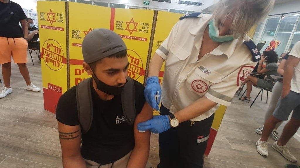 A student reciving the COVID vaccine in Holon (Photo; Asaf Kemer) עמדות לחיסון נגד קורונה לתלמידים בבית ספר גימנסיה הרצוג בחולון