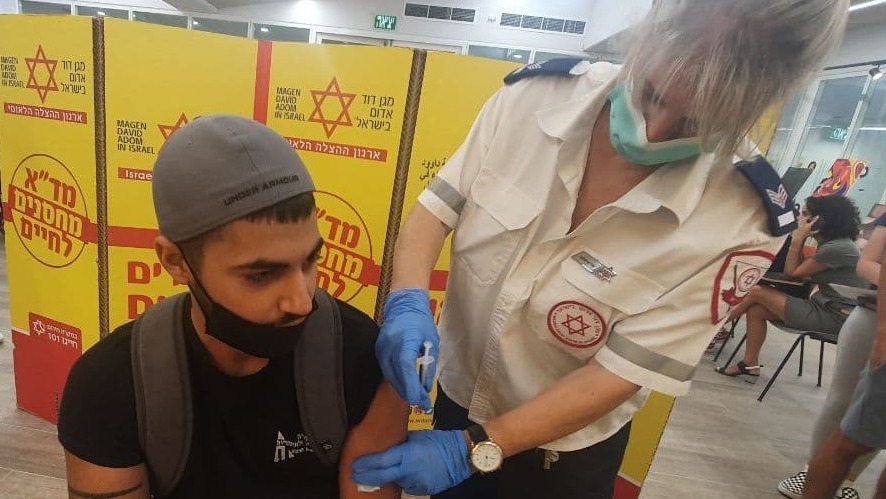 "אחרי כל הרעש והצלולים המספרים נמוכים מאוד". תלמיד מתחסן בחולון (צילום: אסף קמר) עמדות לחיסון נגד קורונה לתלמידים בבית ספר גימנסיה הרצוג בחולון