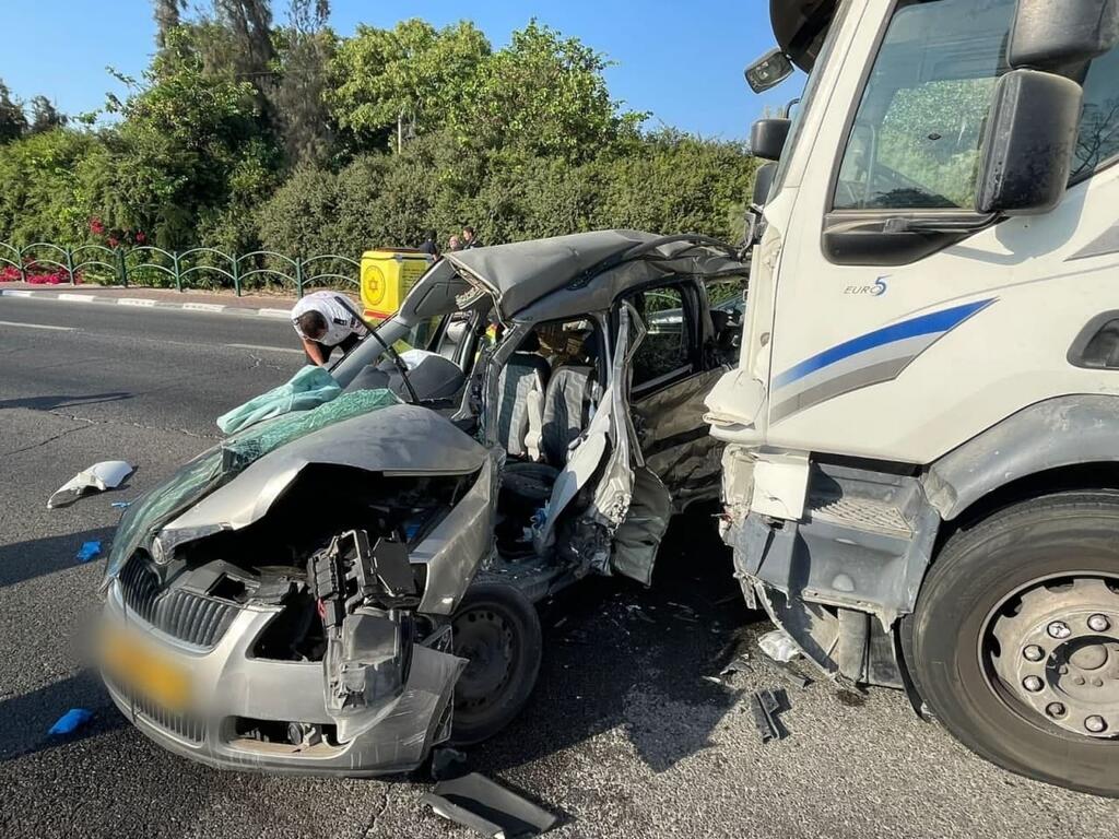 זירת התאונה בכביש 411 סמוך למזכרת בתיה