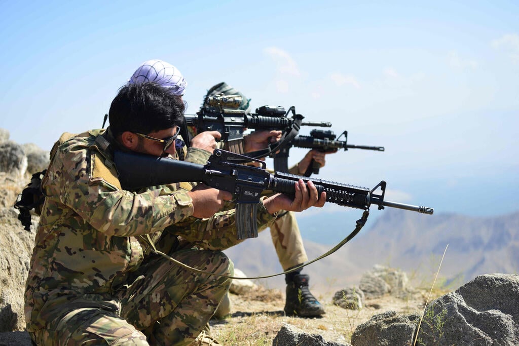 לוחמים בעמק פנג'שיר (צילום:AFP) לוחמים נגד ה טליבאן בעמק פנג'שיר ב אפגניסטן