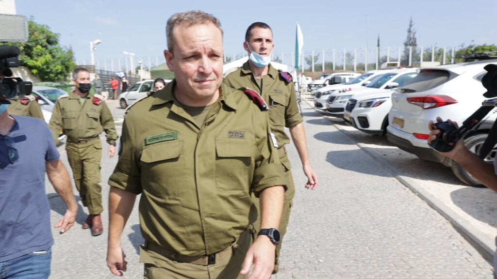 לוחות סולאריים לאורך הגבול עם רצועת עזה. טולדנו (צילום: טל שחר) מפקד פיקוד הדרום אליעזר טולדנו יוצא לאחר הגשת תחקיר התקרית שבו נהרג בראל חדריה שמואלי ז"ל למשפחתו