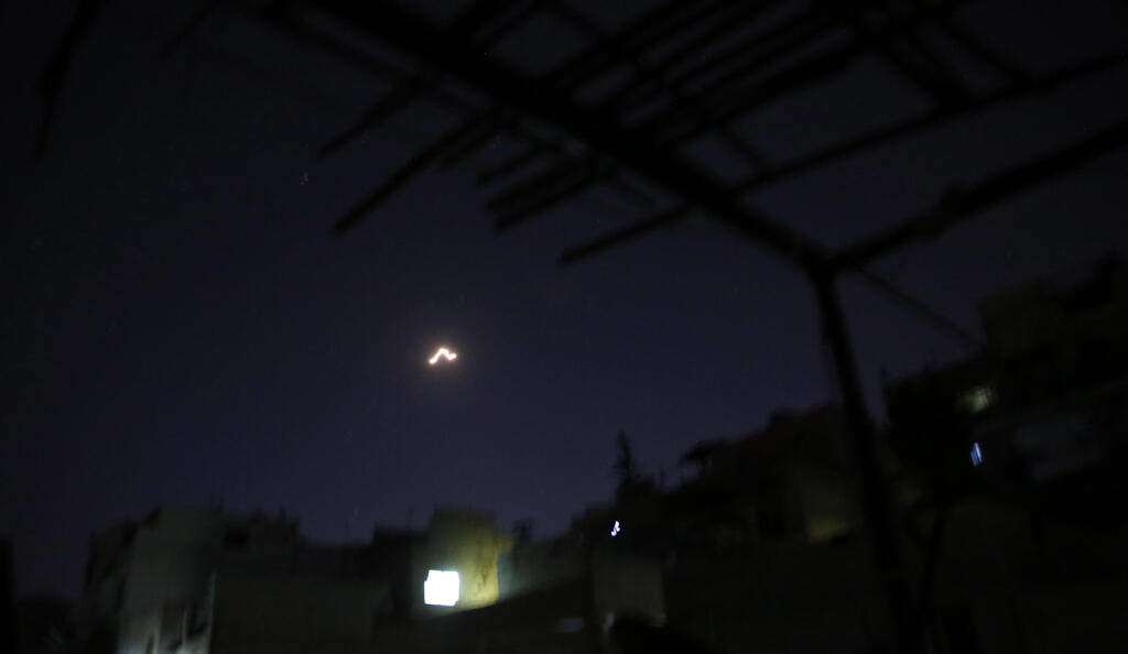דמשק, הלילה (צילום: EPA) תקיפה באזור דמשק בסוריה