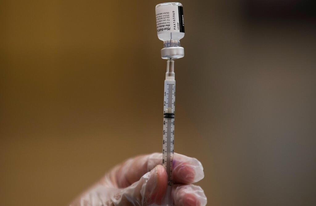 The COVID vaccine being prepared for administration (Photo: Reuters) חיסון של פייזר