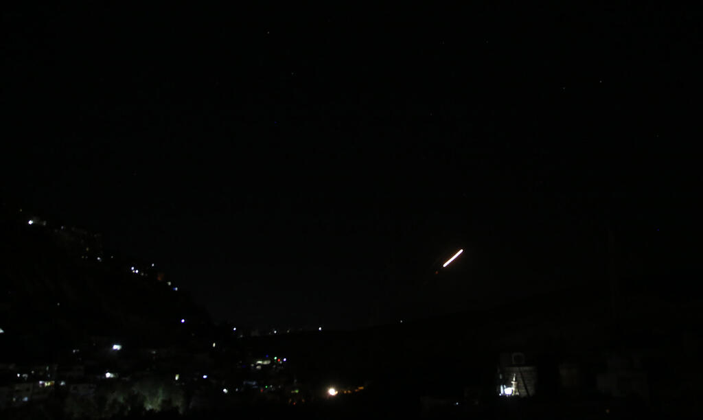 בסוריה דווח על נזק לרכוש (צילום: EPA) תקיפה באזור דמשק בסוריה