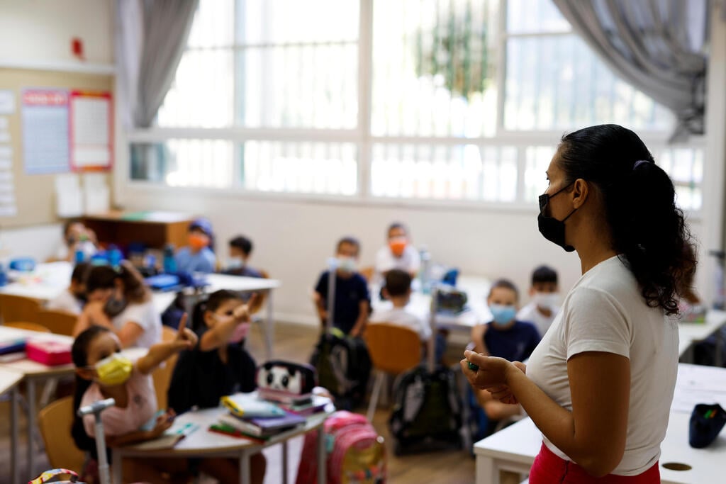 ארכיון. גם ההורים חוששים, המורים ילמדו מהזום? (צילום: רויטרס ) היום הראשון ללימודים בבית ספר ארזים בתל אביב
