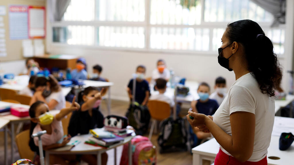 מערכת החינוך מתנהלת בחוסר ודאות, הלימודים "כאילו" מתנהלים כרגיל (צילום: רויטרס) היום הראשון ללימודים בבית ספר ארזים בתל אביב