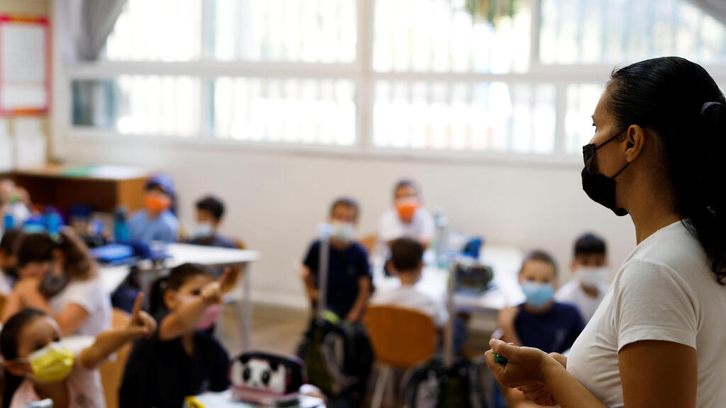 לומדים בבית ספר יסודי בתל אביב, ארכיון. לפני החזרה לזום בחלק מהכיתות ינסו לעשות "צמצום מגעים" (צילום: רויטרס) היום הראשון ללימודים בבית ספר ארזים בתל אביב