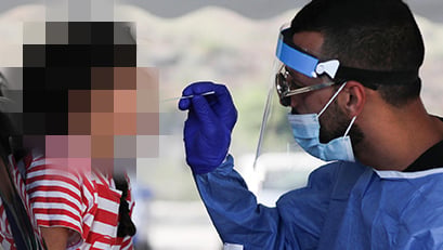 A child undergoing a COVID test in Tel Aviv (Photo: EPA) היום הראשון ללימודים בבית ספר ארזים בתל אביב