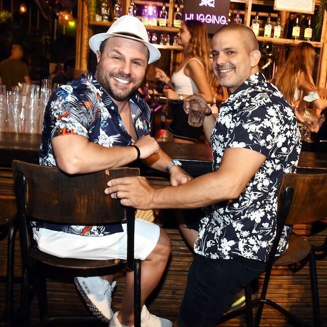 לרגע היה לנו פלאשבק לפרק של "הלוטוס הלבן". קובי מחט וטילטיל באווירה טרופית (צילום: אמיר מאירי) לרגע היה לנו פלאשבק לפרק של "הלוטוס הלבן". קובי מחט וטילטיל באווירה טרופית