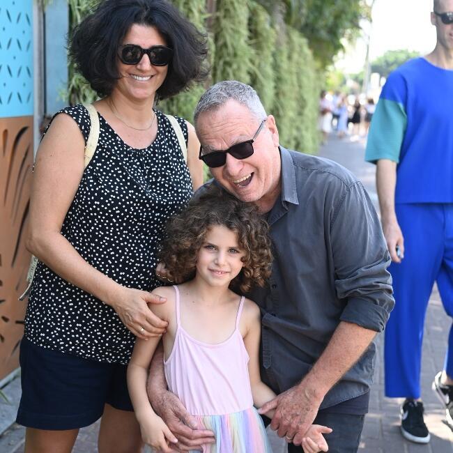 חייכו למצלמה. שלמה בראבא והמשפחה