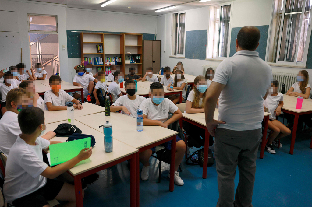 לומדים בקורונה. בקרוב מספר הילדים המבודדים יצטמצם (צילום: AFP ) היום הראשון ללימודים בבית ספר בית הכרם בירושלים