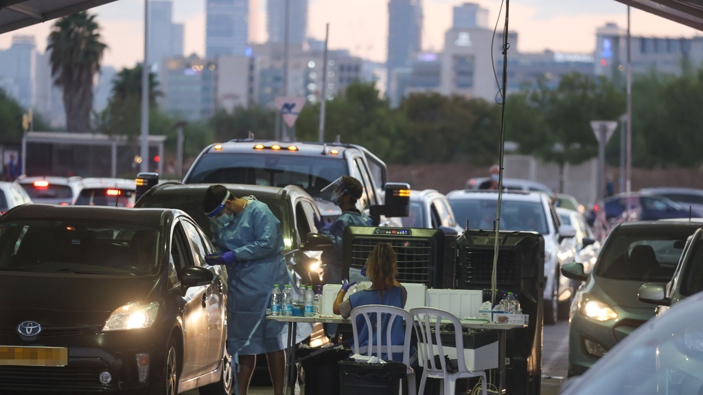 Cars line up as Israelis wait to be tested for COVID ahead of holiday celebrations in Petach Tikva on Sunday (Photo: Yariv Katz) עומסים במתחם הבדיקות באיצטדיון המושבה בפ"ת