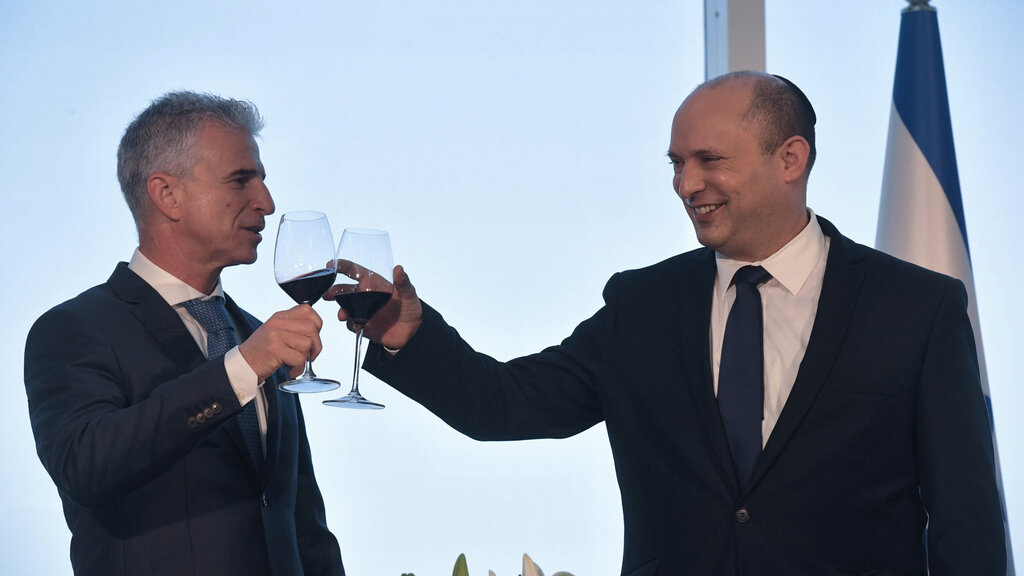 ברנע עם בנט. "בלי השינוי - בעוד שנתיים היינו שואלים 'מה לא עשינו נכון'" (צילום: קובי גדעון לע"מ) ראש הממשלה נפתלי בנט עם ראש המוסד דוד ברנע בהרמת כוסית לכבוד השנה החדשה