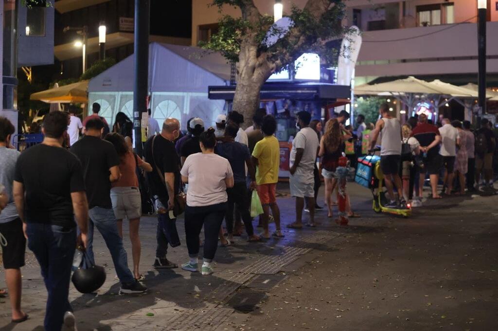 עומסים במתחם חיסוני קורונה בכיכר דיזנגוף ת"א