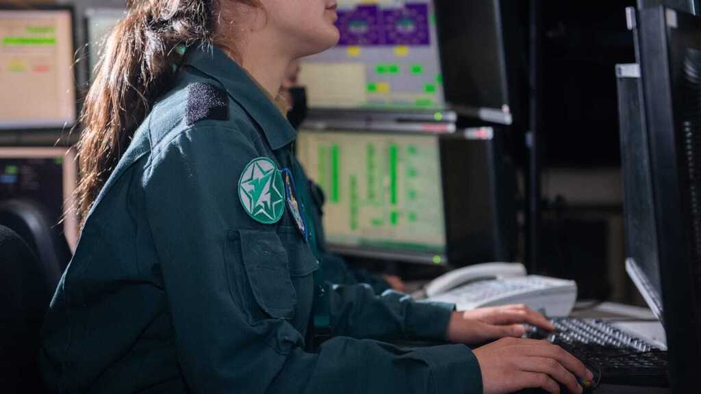 מפעילת לוויינים ביחידה 9900 (צילום: דובר צה"ל) מפעילות לוויינים ביחידה 9900