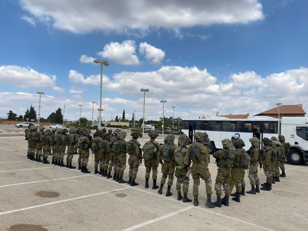 IDF forces deployed near West Bank border in search after fugitive Palestinian prisoners פלוגת חיילי חטיבת גולני מבסיס ההכשרות החטיבתי רגבים הוקפצה להשתתף בסריקות