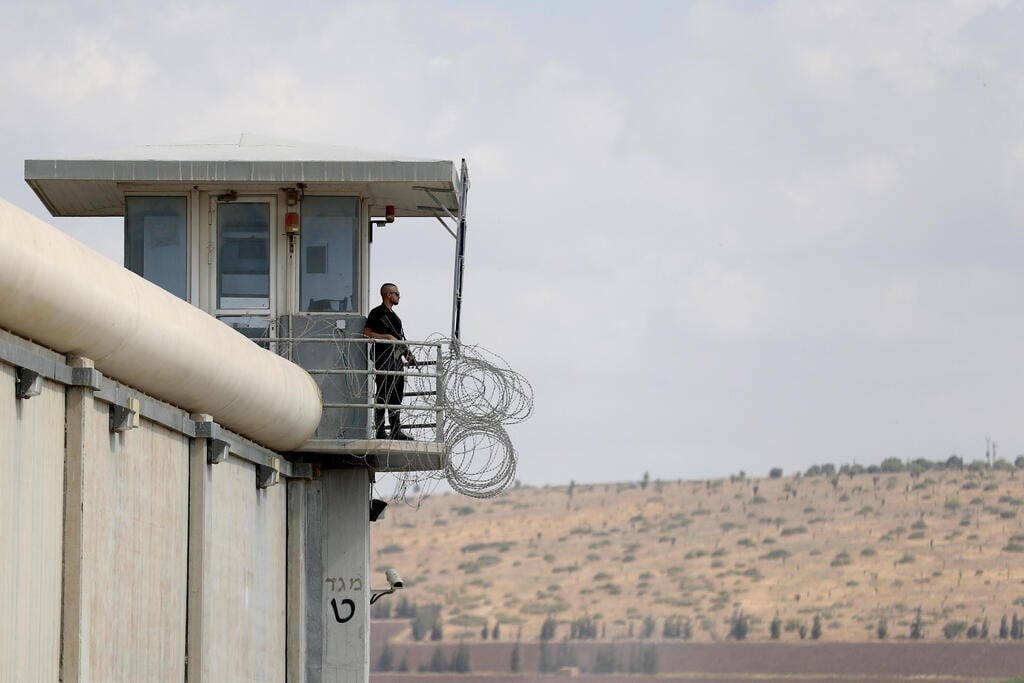 A watchtower at Gilboa Prison in northern Israel (Photo: EPA) בית כלא גלבוע