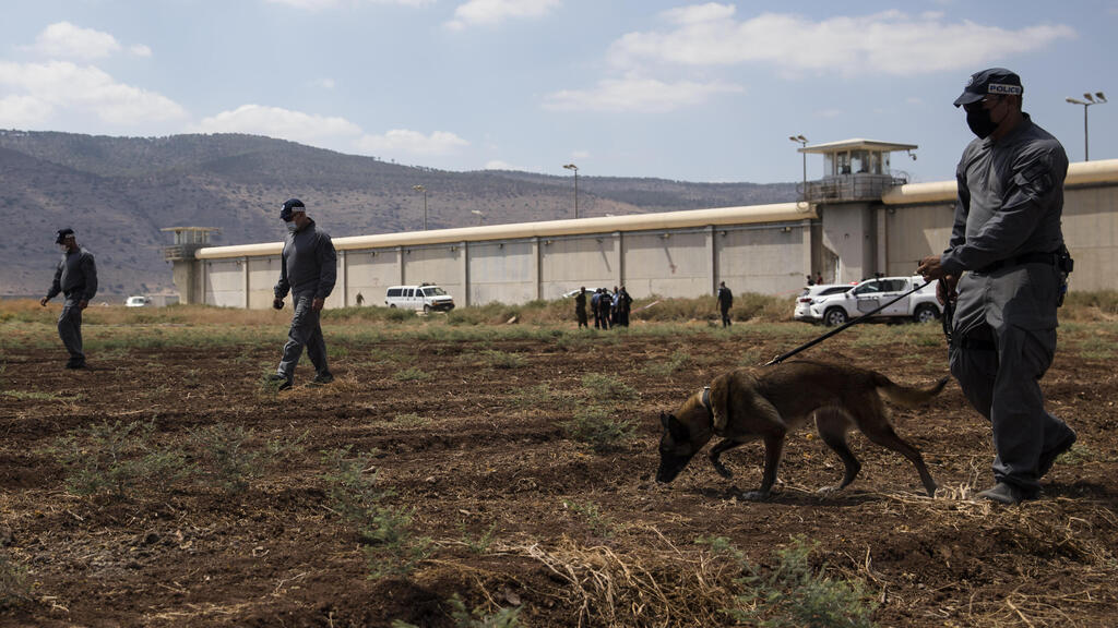 Security forces searching a field near Gilboa Prison from which the six Palestinian prisoners escaped (Photo: Getty Images) חיפושים אחרי האסירים הביטחוניים שנמלטו מכלא גלבוע