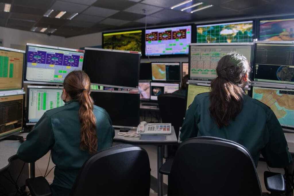 מפעילות לוויינים ביחידה 9900 (צילום: דובר צה"ל) מפעילות לוויינים ביחידה 9900