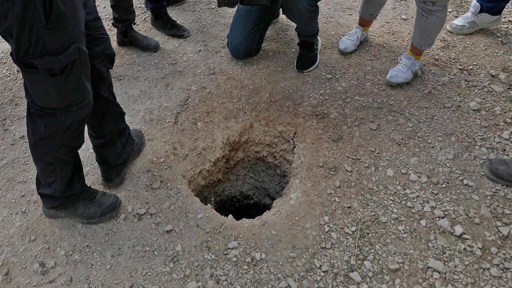 המנהרה שממנה ברחו האסירים (צילום: AFP) המנהרה שממנה ברחו שישה אסירים ביטחוניים מכלא גלבוע