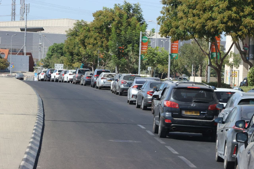 תורי ענק במתחמי הבדיקות. מחכים במכוניות באצטדיון בפתח תקווה, אתמול (צילום: מוטי קמחי ) עומס בעמדות בידוק קורונה באיצטדיון פתח תקווה